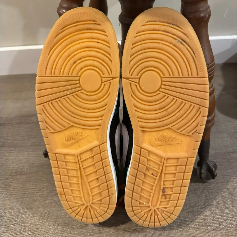 AIR JORDAN 1 LOW SE
"HOLIDAY SPECIAL - MALACHITE GREEN" - Picture 8 of 14